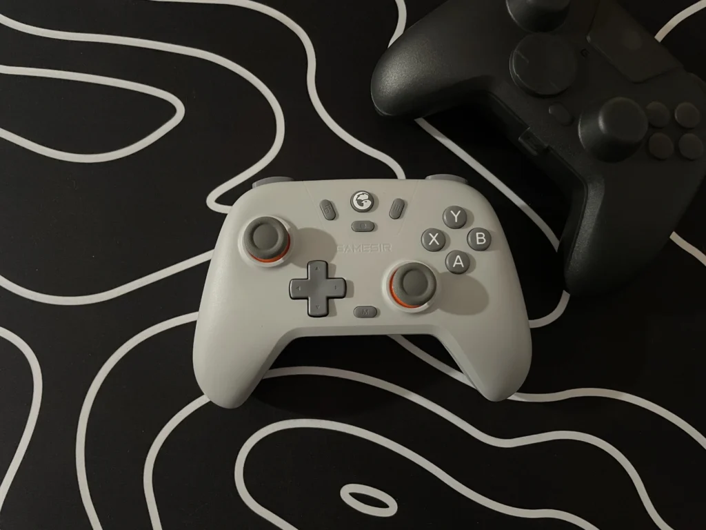 control gamesir nova lite al lado de su estuche