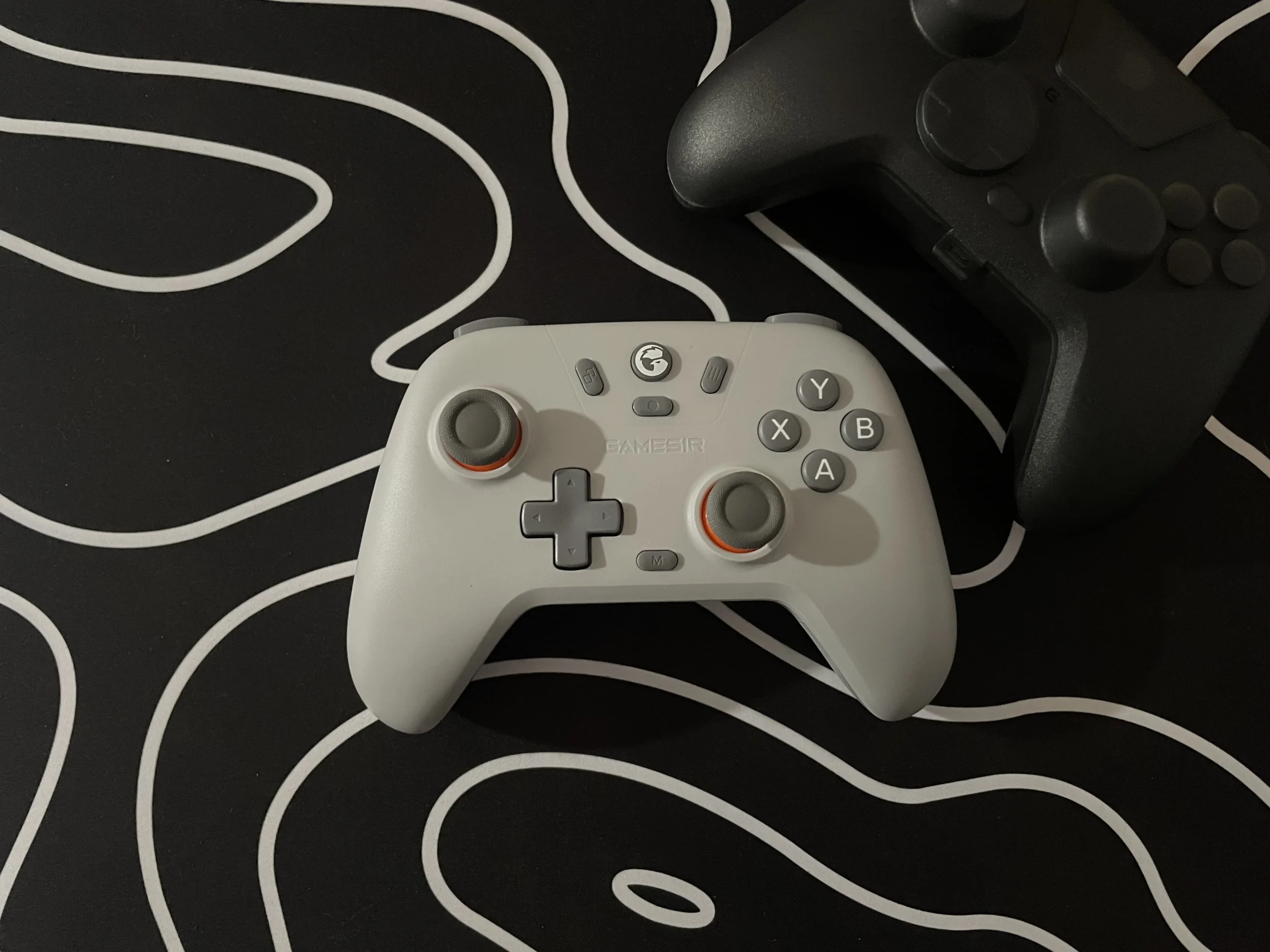 control gamesir nova lite al lado de su estuche