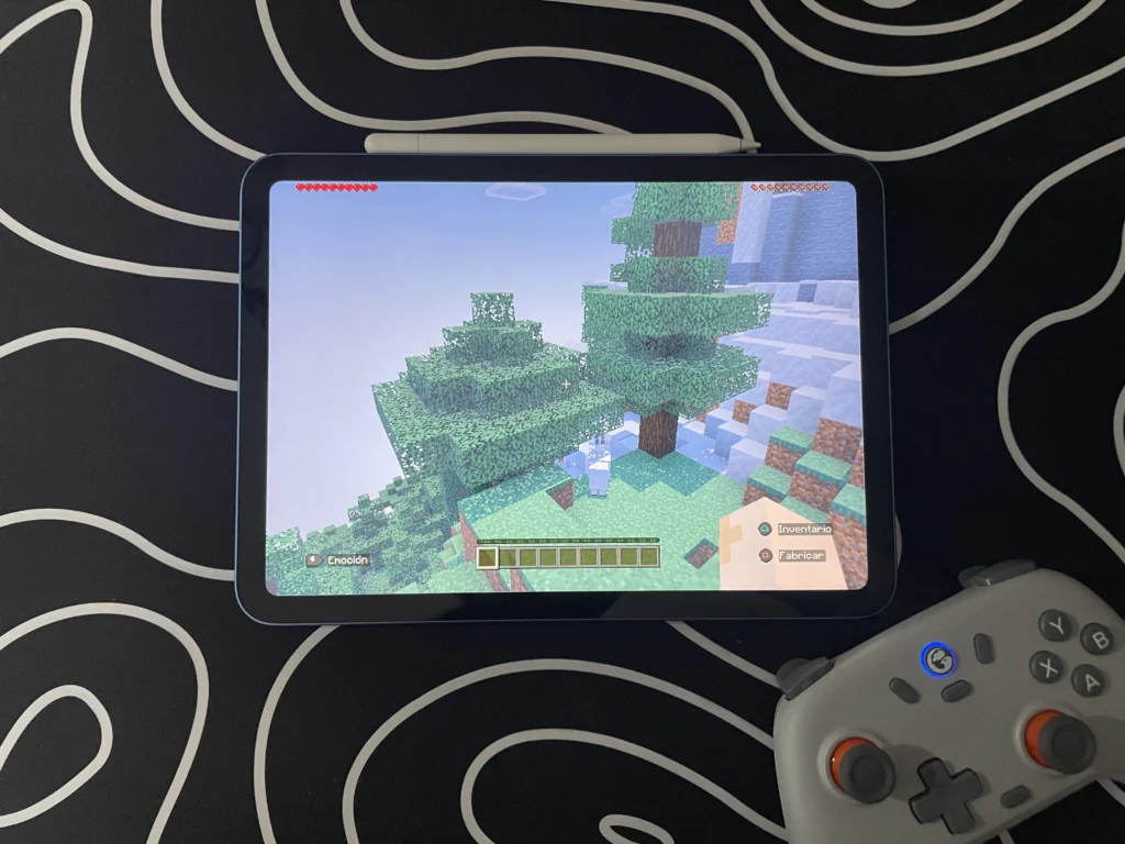 prueba del control GameSir Nova Lite en tablet ipad durante partida de minecraft