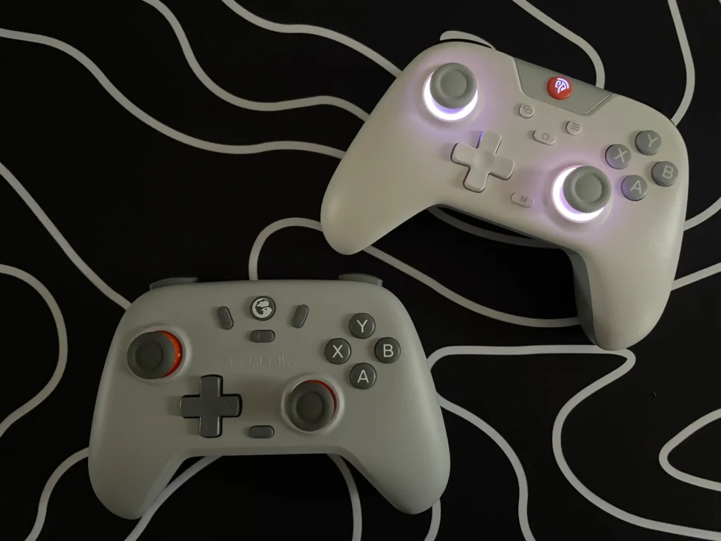 control gamesir nova lite al lado del control easysmx x05